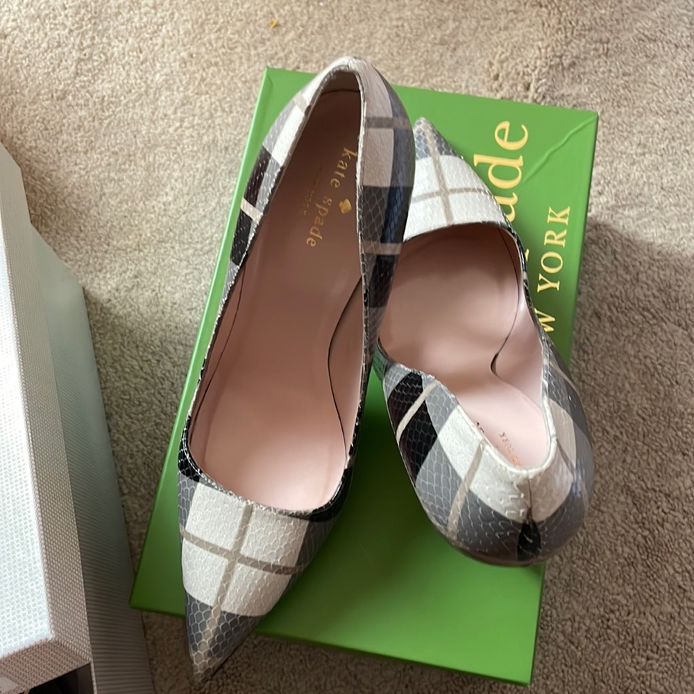 Kate spade wore twice . In a great condition